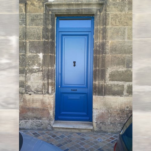 Porte d'entrée mixte bleue